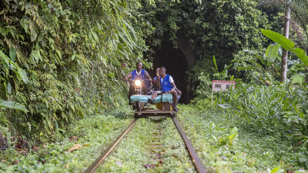 The "brujitas" transport travelers for seven kilometers through humid forests next to the railway to reach the Natural Reserve of San Cipriano in Valle del Cauca.