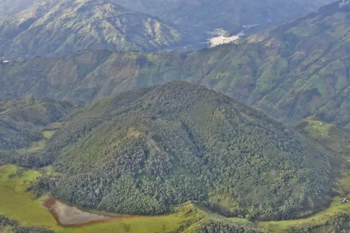 Cerro Machín Volcano. In the background the urban area of the municipality of Cajamarca. ©Colombian Geological Service