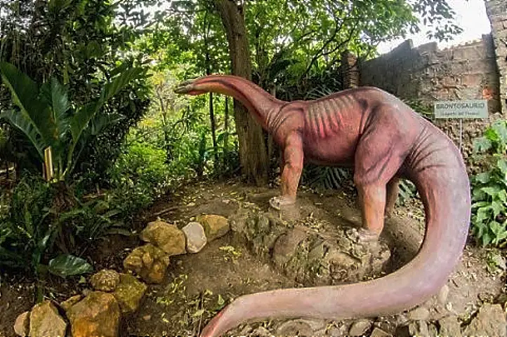 Brontosaurus sculpture at Prehistoric Museum - <a href="https://situr.boyaca.gov.co/atractivo-turistico/museo-prehistorico/" target="_blank" rel="noopener">Situr Boyacá</a>